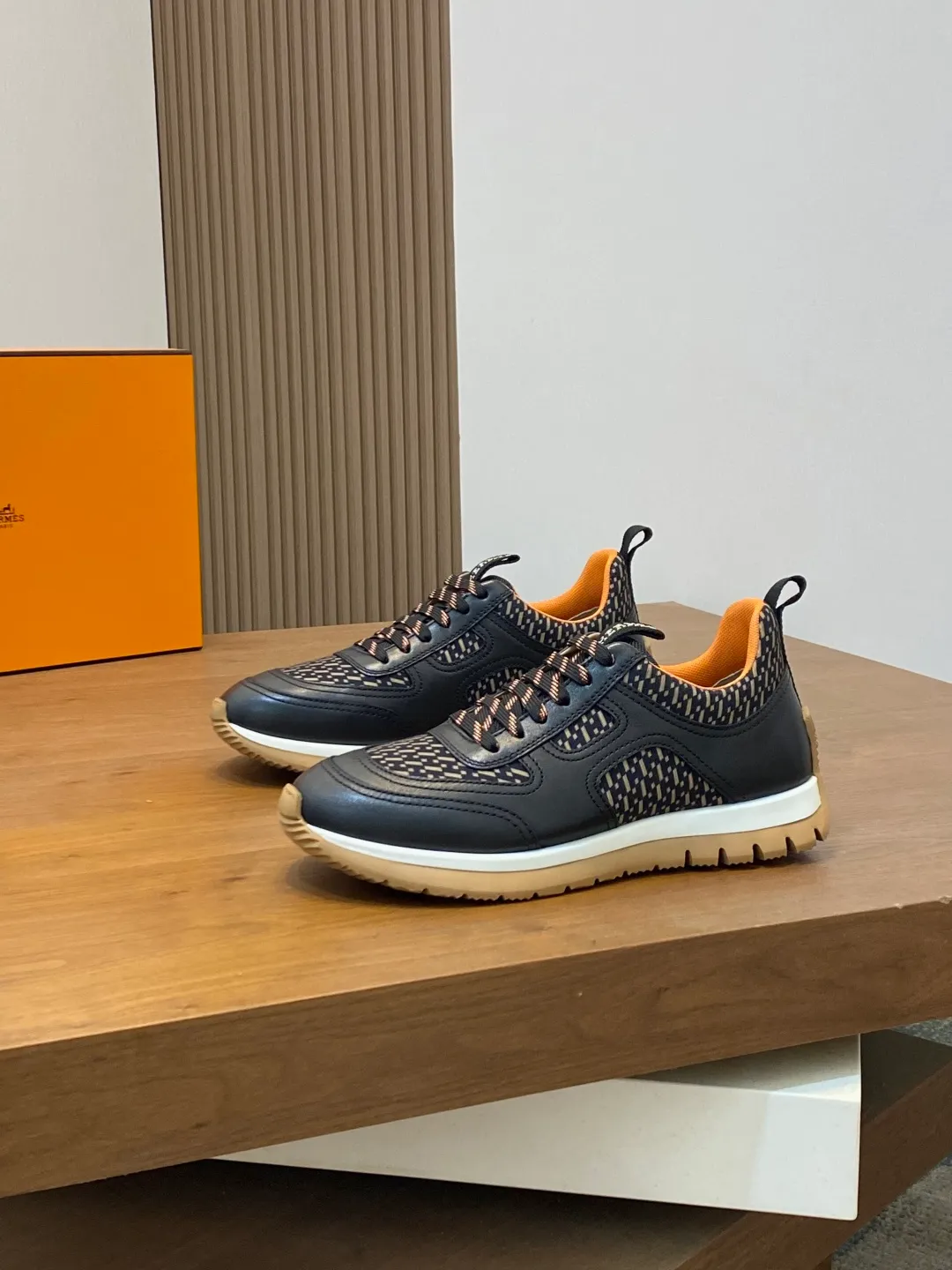 Men's shoes 💰860 Hermès/Hermès official GRAMME men's sports and running casual shoes. Made of jacquard calfskin technical fabric combination. The smooth lines of the upper highlight the sports fashion style. HERMES special jacquard webbing. The outsole is made of foam shock absorption and EVA injection bottom sheet. It is a double-layer hand-made combination. The whole shoe is very comfortable, light and extremely stable after being put on. Casual and simple style. Men's shoes 39 40 41 42 43 44